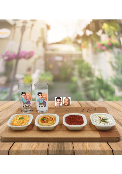 Kişiye Özel Sevgililer Karikatürlü 2’li Rakı Bardağı ve Meze Tabaklı Doğal Masif Ahşap Servis Sunum Tepsisi Model 80
