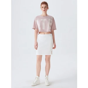 KadınKısa Yırtmaçlı Beyaz Etek