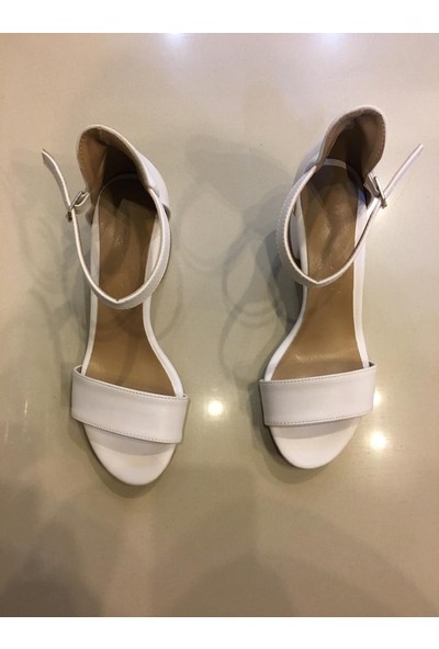 Sandalet Beyaz Bilekten Bağlı Kısa Kalın Topuklu Topuk Boyu 5 cm