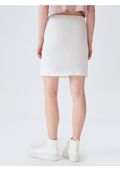 KadınKısa Yırtmaçlı Beyaz Etek fırsatları