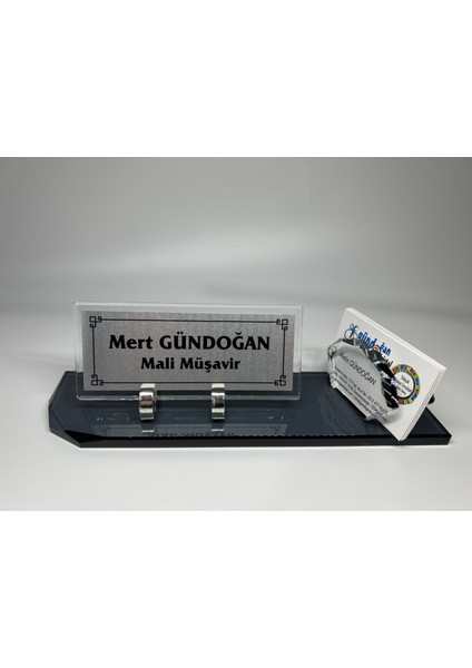 Kişiye Özel Cam Masa Isimliği ve Kartvizitlik Gümüş Renk Aksesuarlı modelleri