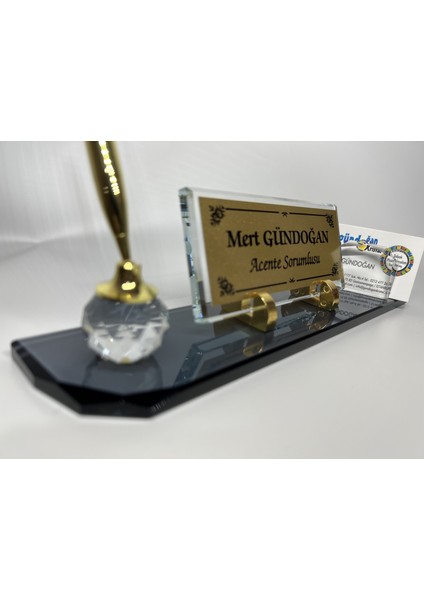 Kişiye Özel Cam Masa Üstü Isimlik Altın Renk Kalem ve Kartvizitlik Aksesuarlı fırsatları