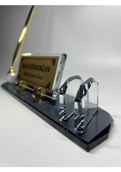 Kişiye Özel Cam Masa Üstü Isimlik Altın Renk Kalem ve Kartvizitlik Aksesuarlı indirimleri