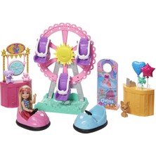 Barbie Club Chelsea Bebek ve Karnaval Oyun Seti, 15 cm boyunda, sarışın, giysili ve aksesuarlı, dönme dolap, çarpışan araba ve köpek GHV82