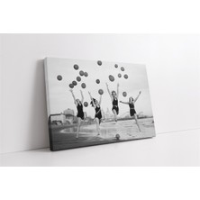 Tablosan Kumsalda Zıplayan Kızlar Kanvas Tablo