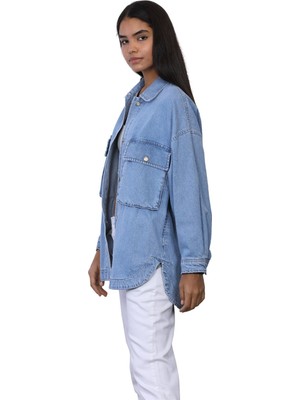 Whitney Kadın Körük Cep Detaylı Yandan Yırtmaçlı Salaş Kalıp Mavi Jean Gömlek