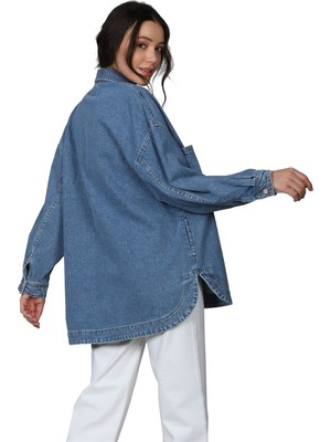 Whitney Kadın Büyük Cepli Yandan Yırtmaçlı Salaş Kalıp Mavi Jean Ceket
