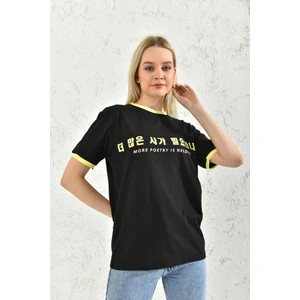 Siyah Yaka Ve Kol Ucu Sarı Şerit Detaylı T-Shirt