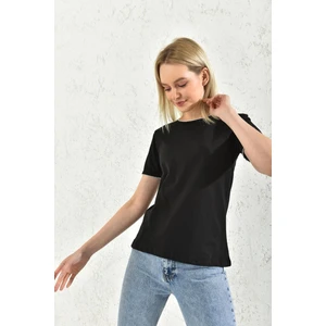 Siyah Yaka Ve Kol Detaylı T-Shirt