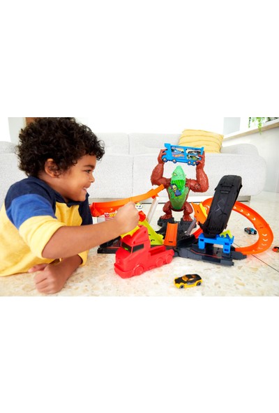 Hot Wheels Zehirli Goril Saldırısı Benzin İstasyonu ve Lastik Tamiri Dükkanı Oyunu Setleri, Fırlatıcılı, Işıklı ve Sesli, 1 Adet 1:64 Ölçekli Araba Dahil GTT94