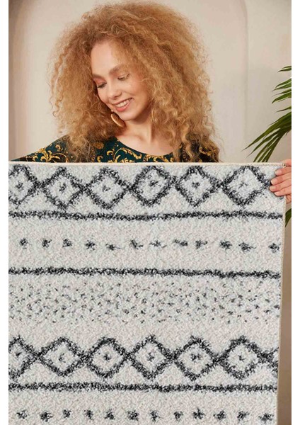 Halı Dekoratif Özel Tasarım Modern İnce Yıkanabilir 800 Gr /M2 Kaymaz Taban Trend Halı modelleri