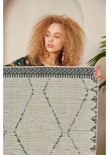 Halı Dekoratif Özel Tasarım Modern İnce Yıkanabilir 800 Gr /M2 Kaymaz Taban Trend Halı modelleri