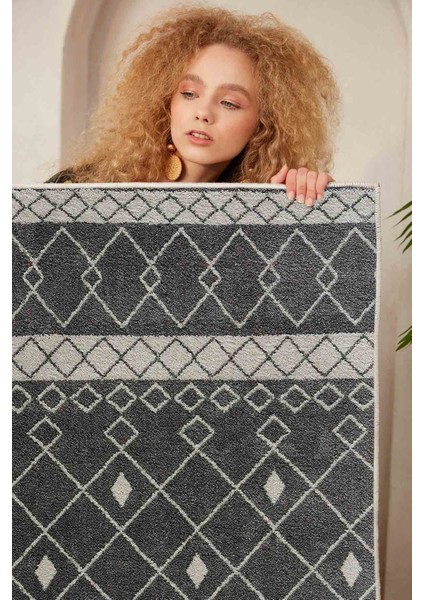 Halı Dekoratif Özel Tasarım Modern İnce Yıkanabilir 800 Gr /M2 Kaymaz Taban Trend Halı modelleri