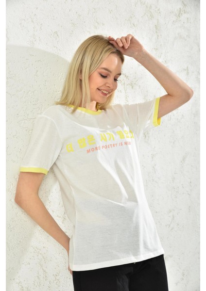 Beyaz Yaka Ve Kol Ucu Sarı Şerit Detaylı T-Shirt