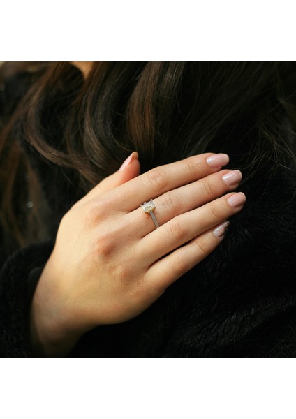 Kenarı Taşlı Tektaş Altın Yüzük modelleri