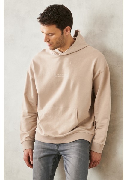 Erkek Bej Oversize Bol Kesim Kapüşonlu Yaka Baskılı Sweatshirt
