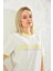 Beyaz Yaka Ve Kol Ucu Sarı Şerit Detaylı T-Shirt 3