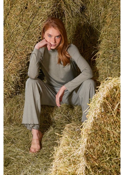 Balıkçı Yaka Lotus Çiçeği ve Çizgi Desenli Pijama Takımı 21123