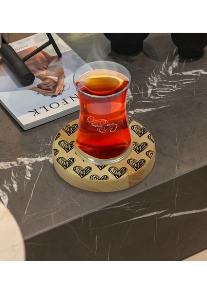 Kişiye Özel Kalpler Tasarımlı Doğal Ahşap Tabaklı Heybeli Çay Bardağı Model 1