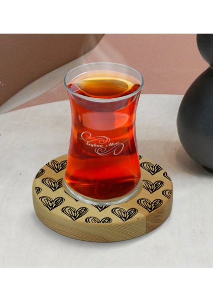 Kişiye Özel Kalpler Tasarımlı Doğal Ahşap Tabaklı Heybeli Çay Bardağı Model 1 modelleri