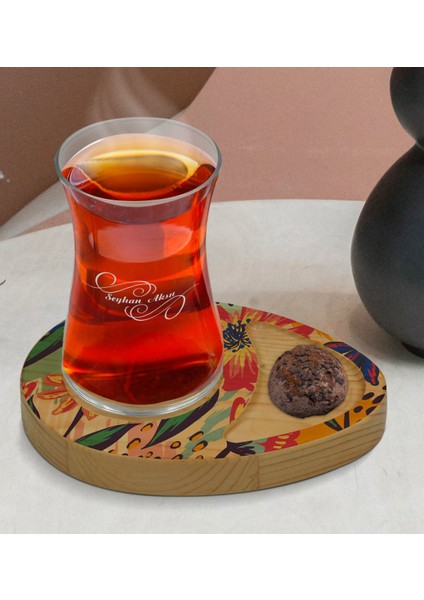 Kişiye Özel Çiçekler Tasarımlı Doğal Ahşap Tabaklı Heybeli Çay Bardağı Sunum Seti Model 1