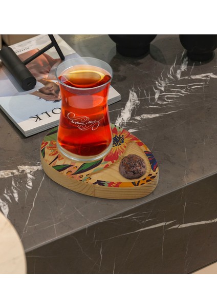 Kişiye Özel Çiçekler Tasarımlı Doğal Ahşap Tabaklı Heybeli Çay Bardağı Sunum Seti Model 1