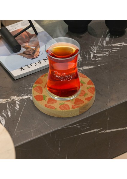 Kişiye Özel Çilek Tasarımlı Doğal Ahşap Tabaklı Heybeli Çay Bardağı Model 1