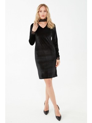 Selen Giyim Yakası ve Kol Ucu Dantelli Kadife Elbise