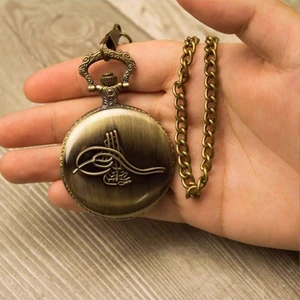 Quartz Tuğra Tasarımlı Kabartmalı Quartz Köstekli Saat