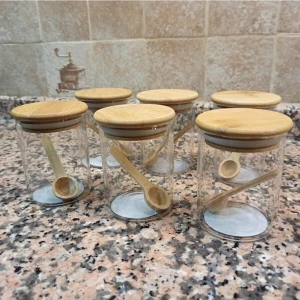 6'lı Vakumlu,  Ahşap Kapaklı ve Kaşıklı Borosilikat Cam Baharatlık 200ML