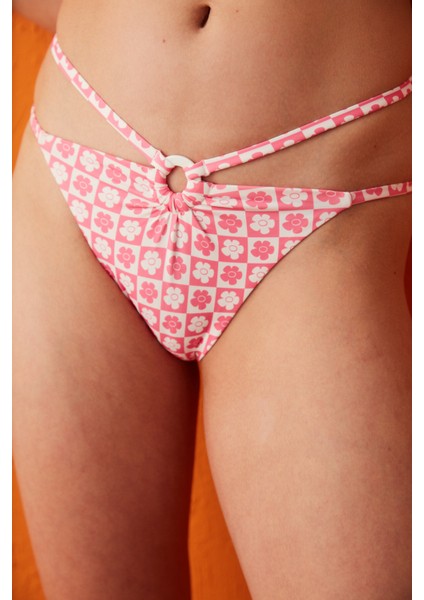 Pembe Beyaz Çiçek Desenli Aksesuar Detaylı Lika Cross Bikini Altı
