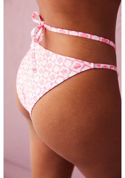Pembe Beyaz Çiçek Desenli Aksesuar Detaylı Lika Cross Bikini Altı modelleri