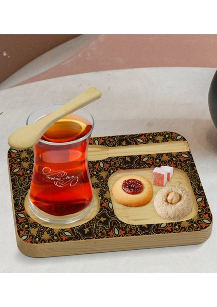 Kişiye Özel Doğal Ahşap Kaşıklı Sunum Tabağı ve Heybeli Çay Bardağı Hediye Seti - Model 13