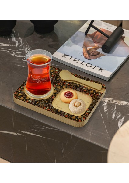 Kişiye Özel Doğal Ahşap Kaşıklı Sunum Tabağı ve Heybeli Çay Bardağı Hediye Seti - Model 13