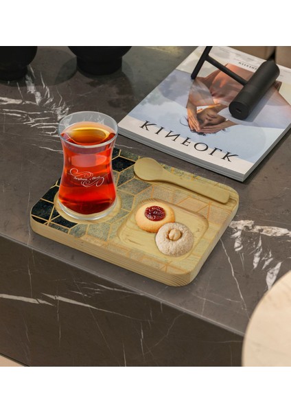 Kişiye Özel Doğal Ahşap Kaşıklı Sunum Tabağı ve Heybeli Çay Bardağı Hediye Seti - Model 17