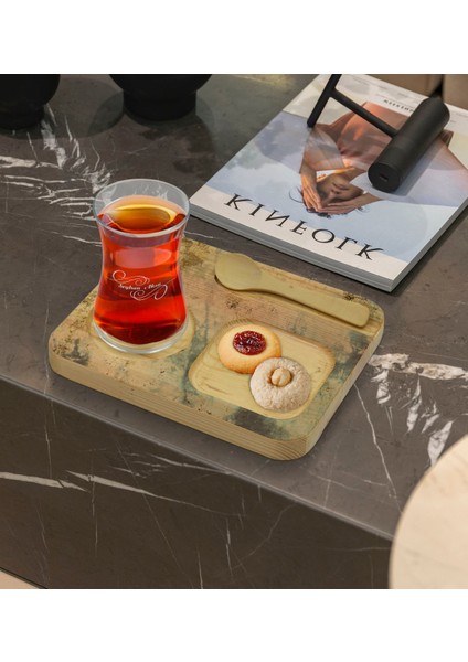 Kişiye Özel Doğal Ahşap Kaşıklı Sunum Tabağı ve Heybeli Çay Bardağı Hediye Seti - Model 20
