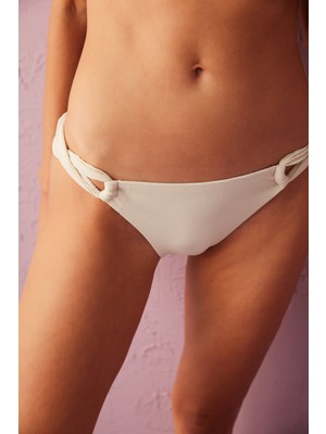 Bej Ava Aksesuar Detaylı Bikini Altı
