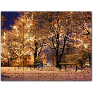 Yılbaşı Işıklarıyla Süslü Ağaçlar ve Karlı Banklar 120 Parça Puzzle Yapboz Mdf (Ahşap)