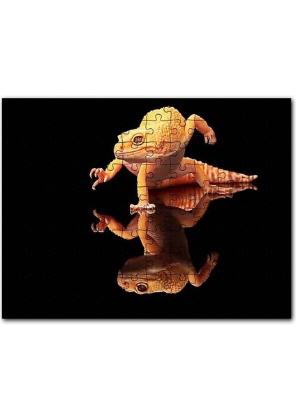 Geko Kertenkelesi Cam Zeminde Karanlık Arkaplan 120 Parça Puzzle Yapboz Mdf (Ahşap)
