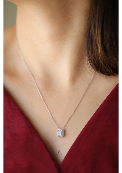 Gümüş Rengi 1 Carat Görünümünde Beyaz Taşlı 925 Ayar Pırlanta Model Gümüş Baget Kolye
