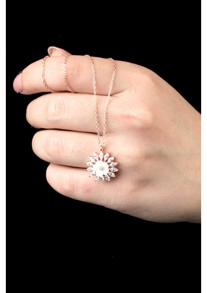 HİÇ GÜMÜŞ Kadın Güneş Motifli Manolya Çiçeği Sedef Taşlı 925 Ayar Gümüş Kolye