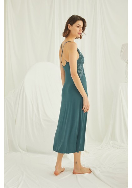 Göğüs ve Sırt Dekolteli Brode Dantelli Yırtmaçlı Gecelik 19305 modelleri