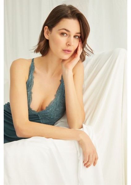 Göğüs ve Sırt Dekolteli Brode Dantelli Yırtmaçlı Gecelik 19305 indirimleri