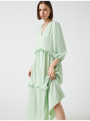 Koton V Yaka Dökümlü Rahat Kesim Fırfırlı Uzun Elbise