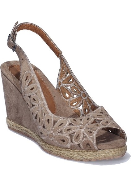 Devetüyü Rengi Süet Dolgu Taban Kadın Sandalet fiyatları