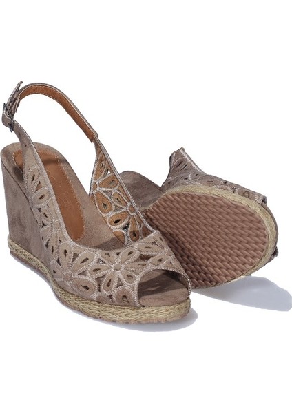 Devetüyü Rengi Süet Dolgu Taban Kadın Sandalet fırsatları