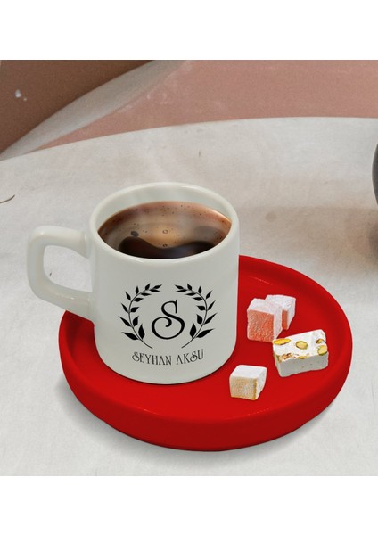 Kişiye Özel Kırmızı Sunum Tabaklı Çelenk Baş Harfli Isimli Türk Kahvesi Fincanı Model 4 modelleri