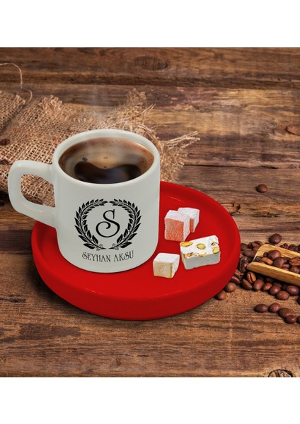 Kişiye Özel Kırmızı Sunum Tabaklı Çelenk Baş Harfli Isimli Türk Kahvesi Fincanı Model 6