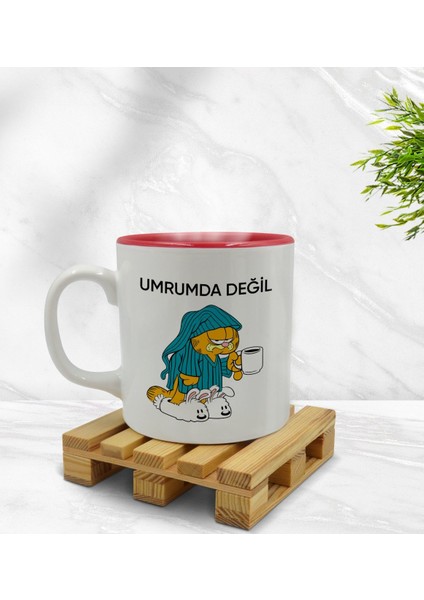Gift Umrumda Değil Tasarımlı Içi Kırmızı Renkli Kupa Bardak Model 1