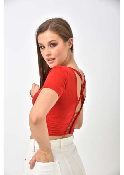 Kırmızı Sırt Detaylı Önü Şeritli Crop Bluz